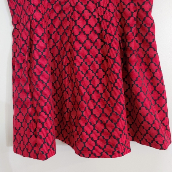 Red quadratic skirt - Picture 2 of 2